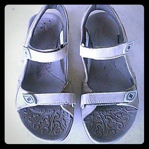 Colombia sandals size 7
